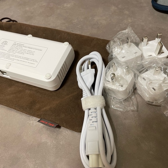 Adapter outlets from US compatible appliances to European and Asia outlets - Picture 5 of 5